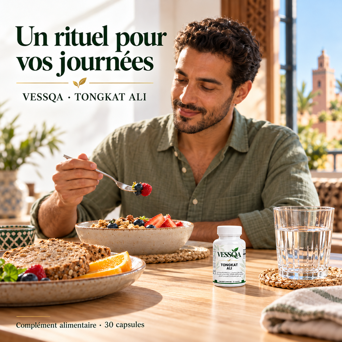 VESSQA Tongkat Ali — petit flacon de 30 capsules sur une table de petit-déjeuner