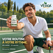 VESSQA MelanoBoost MELAMINE, flacon de 30 capsules présenté sur un court de tennis