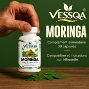 Flacon VESSQA Moringa de 30 capsules avec une main sur le bouchon